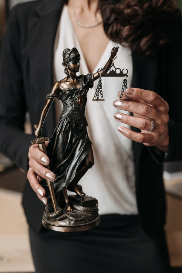 mujer abogada sostiendo estatua de la ley es ciega